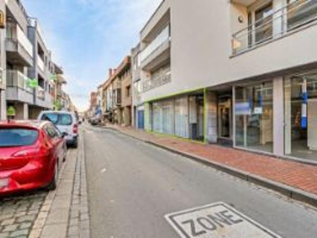 Handelspand met éénslaapkamerappartement in het centrum v.