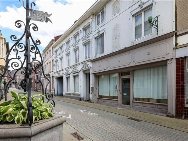 Handelspand met woning en opbrengsteigendom in het centrum v