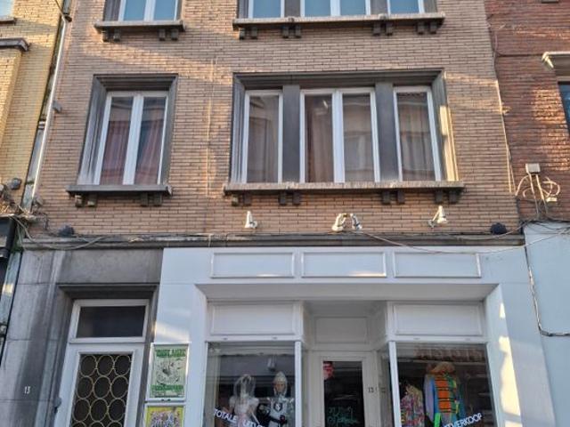 Handelspand met woning in centrum Kortrijk