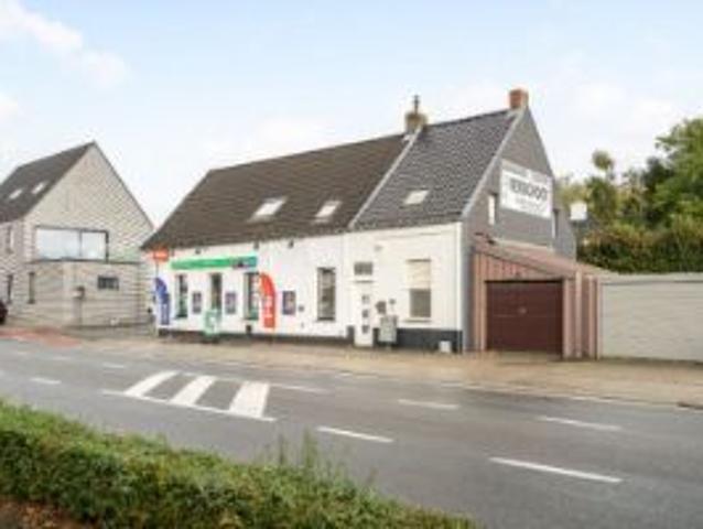 Handelsruimte met woning, 2 garages.