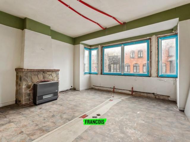 Handelsruimte met appartement boven in de winkelstraat van …