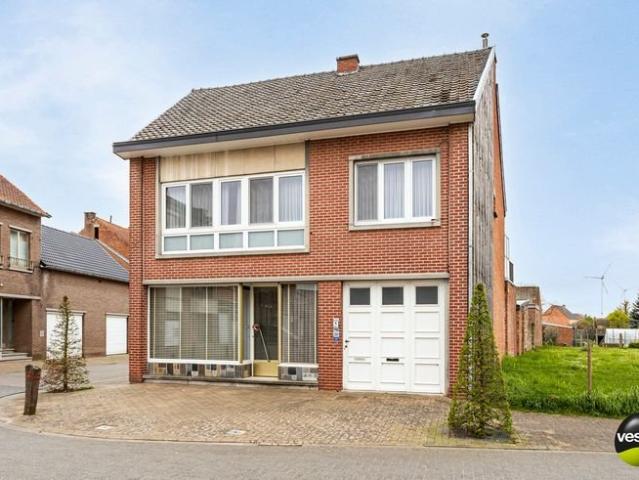 HANDELSWONING MET MOGELIJKHEDEN IN DE DORPSKERN VAN VLIJT.