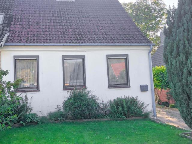 Handwerker aufgepasst! Grundstück mit sanierungsbedürftiger Altbau Doppelhaushälfte, sonniges Gartengrundstück