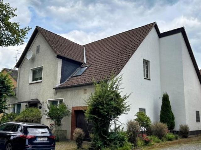 Handwerker aufgepasst! Sanierungsbedürftiges Wohnhaus mit 7 Zimmern, 2 Bädern und Garage