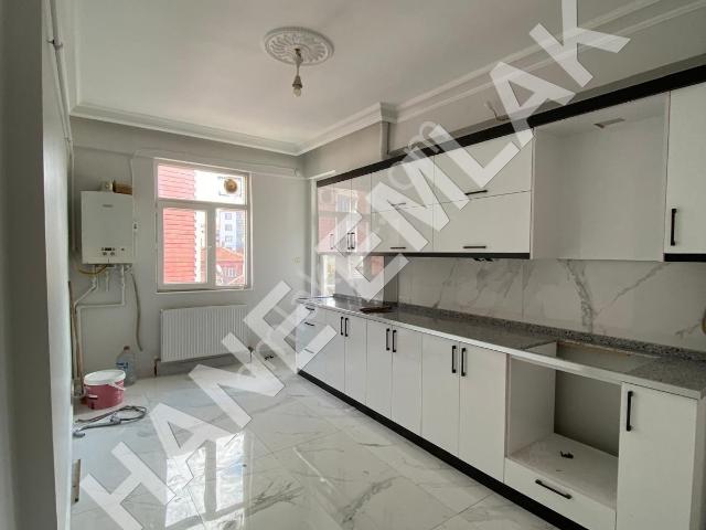 Hane Emlak'tan Yeni Cami Mahallesinde 3+1 Kiralık Daire