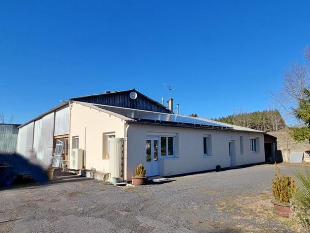Hangar 1100 m2 sur 6000 m2 de terrain + habitation