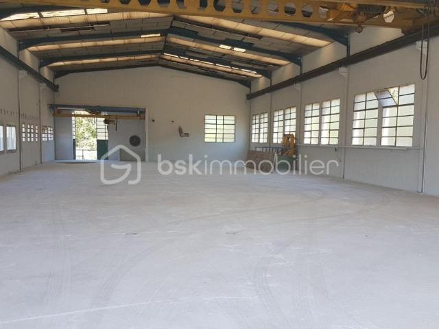 Hangar + 2 garages