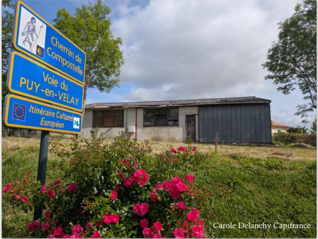 Hangar à aménager en habitation – 150 m² – Terrain 1192 m² – Proche Chemin de Compostelle