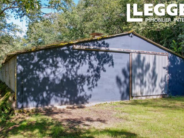 Hangar, bâtiment de stockage de 600m² sur 4472m² de forêt