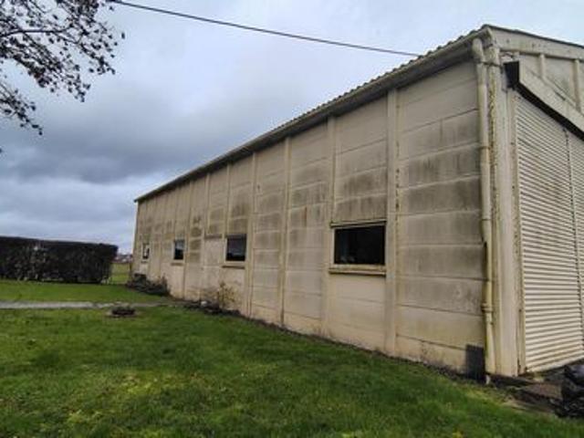 Hangar de 200 m² accessible PL, parking macadam, bâti sur 722 m² clos et constructibles