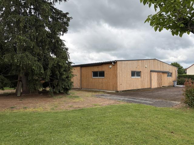 Hangar de 460m2 de 2010 en excellent état 460m² Thevet Saint Julien