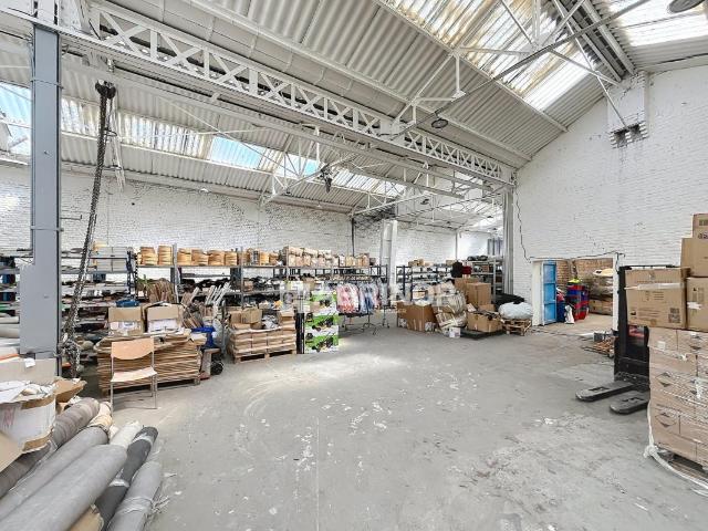 Hangar de 936 m² en secteur économique avec partie bureau sur axe commerçant. Accès pour camion