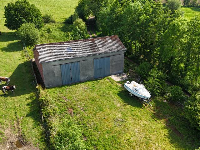 HANGAR DE STOCKAGE AU CALME DE LA CAMPAGNE