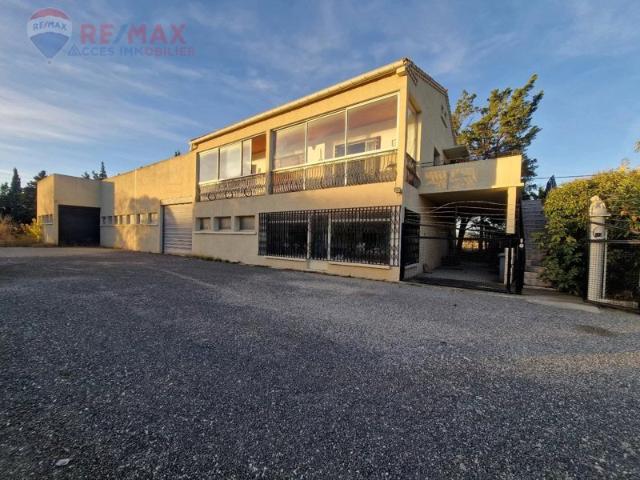Hangar de plus de 340 m² avec logement attenant de type 4 et jardin