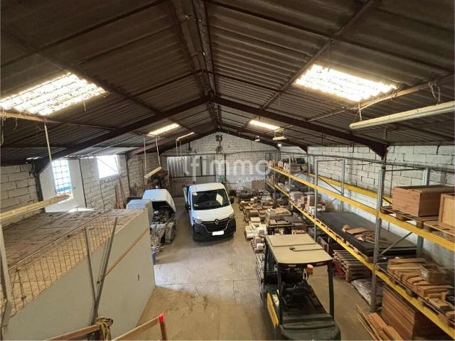 hangar et locaux commerciaux vide