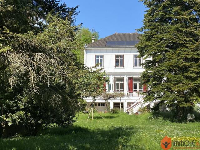 Habitation de style italien de 5 chambres et grand terrain