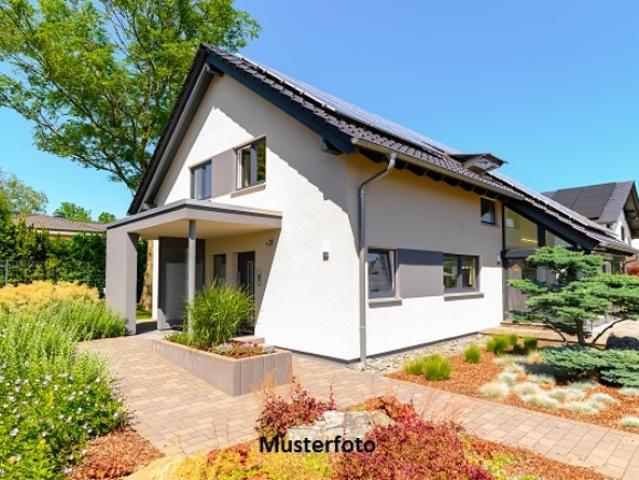 Habitation individuelle avec remise, champ et forêt