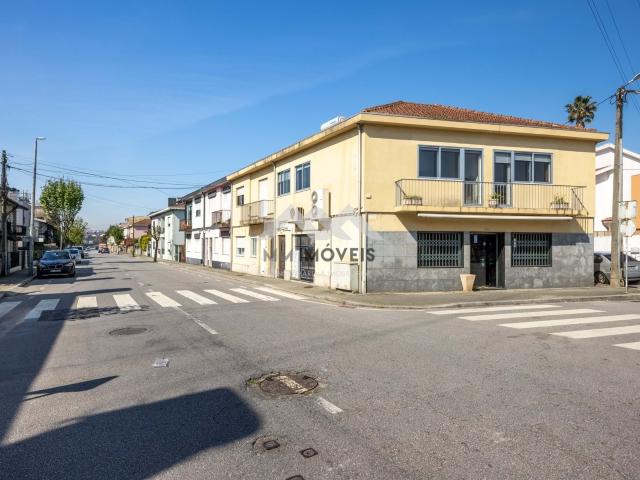 Habitação T3+1 | Comercio | Baguim do Monte | 3 Frentes | Investimento