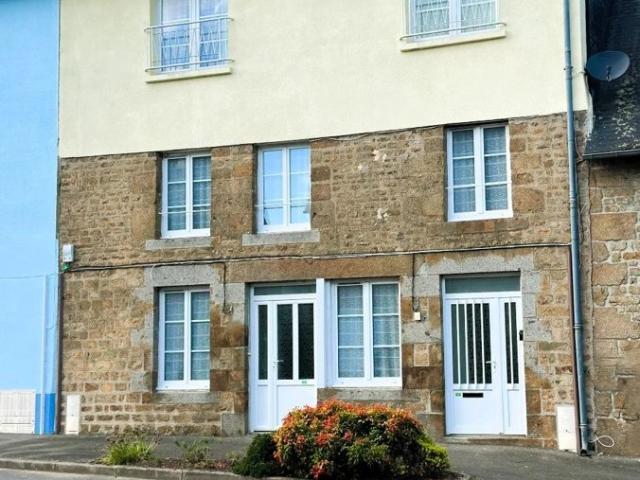 Maison de village habitable de 6 chambres avec jardin arrière