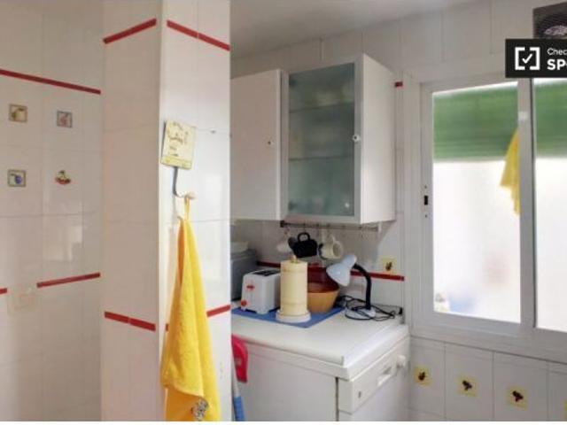 Habitación maravillosa con aire acondicionado en un apartamento de 4 dormitorios, Carabanchel