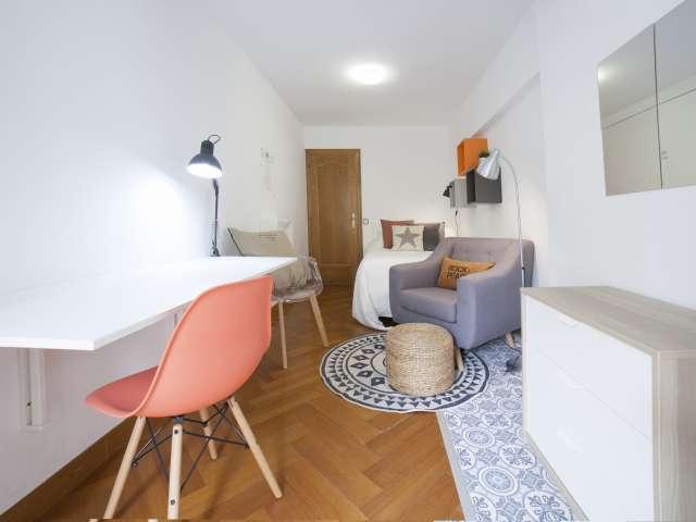 Habitación moderna en un apartamento de 4 dormitorios en Poblenou, Barcelona
