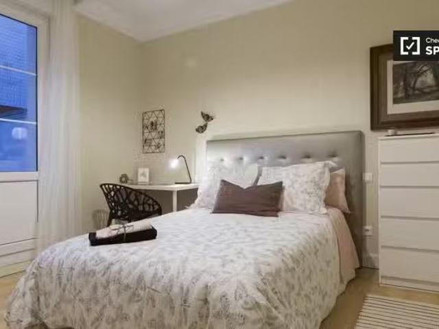 Habitación moderna en un apartamento de 8 dormitorios en Aband.