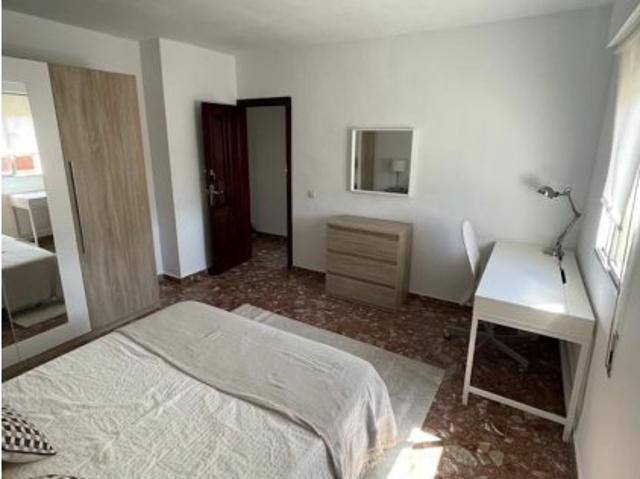 Habitación moderna en un apartamento reformado