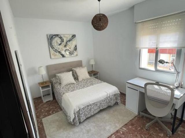 Habitación moderna en un apartamento reformado