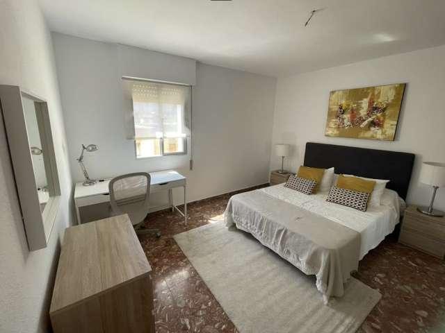 Habitación moderna en un apartamento reformado