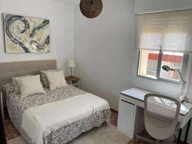 Habitación moderna en un apartamento reformado