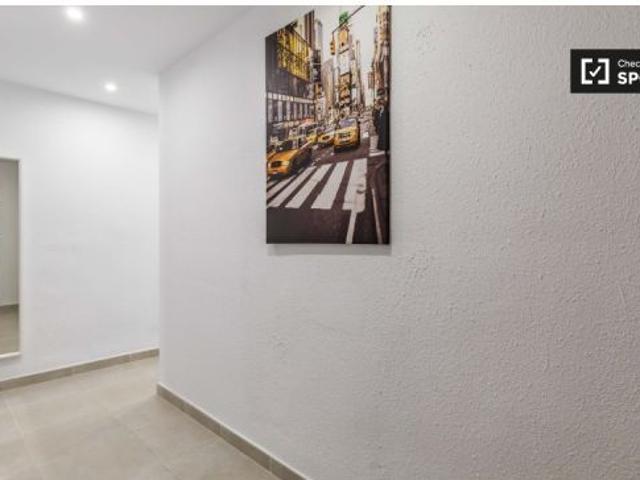 Habitación ordenada en alquiler en apartamento de 3 dormitorios en Poblats Marítims
