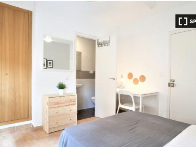 Habitación ordenada en alquiler en el apartamento de 3 dormitorios en El Pla del Real