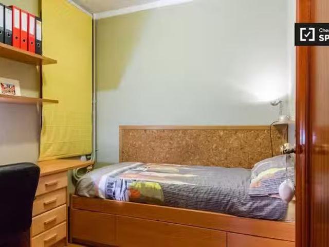 Habitación ordenada en alquiler en el apartamento de 4 dormito.