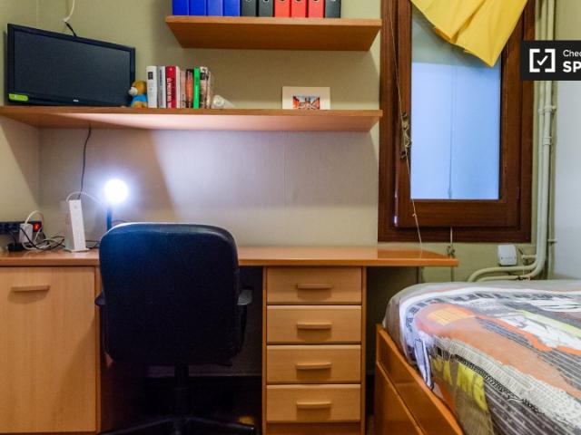 Habitación ordenada en alquiler en el apartamento de 4 dormitorios en Eixample Dreta