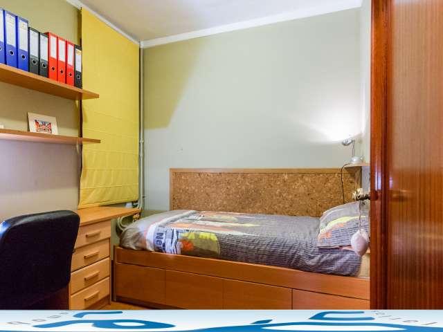 Habitación ordenada en alquiler en el apartamento de 4 dormitorios en Eixample Dreta