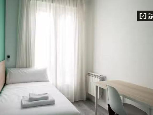 Habitación ordenada en alquiler en el centro de madrid