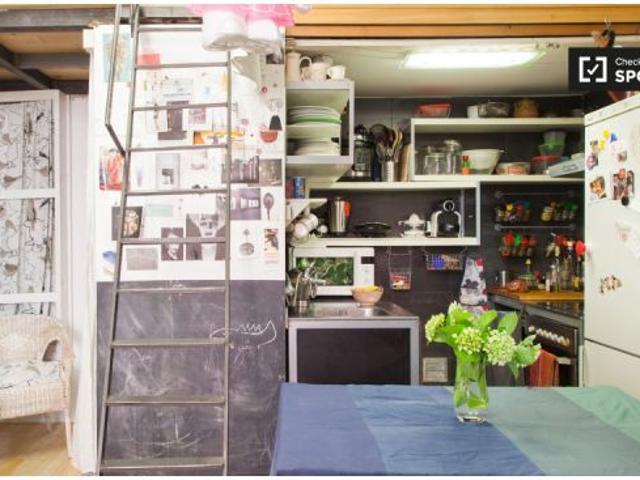 Habitación ordenada en apartamento de 3 dormitorios en Lavapiés