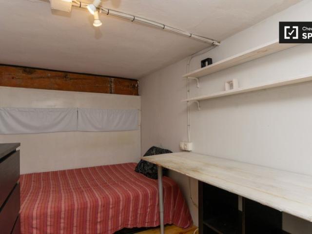 Habitación ordenada en apartamento de 3 dormitorios en Lavapiés, Madrid
