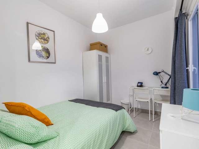 Habitación ordenada en apartamento de 4 dormitorios en Poblats Marítims