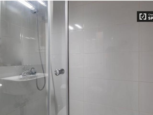 Habitación ordenada en el apartamento de 3 dormitorios en Rascanya