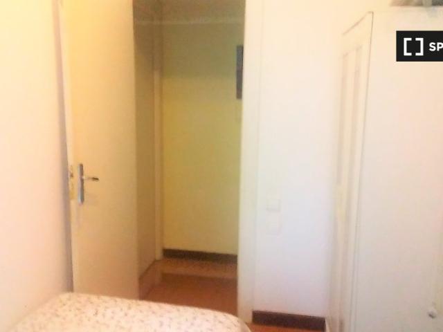 Habitación ordenada en un apartamento de 10 habitaciones en Les Corts, Barcelona