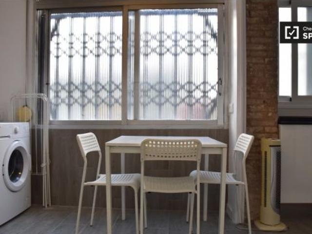 Habitación ordenada en un apartamento de 4 dormitorios en L' Eixample