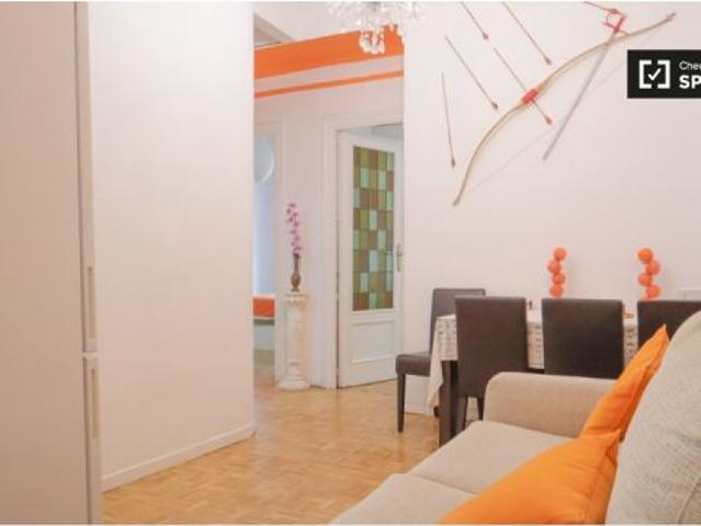 Habitación ordenada ideal para hombres solteros en alquiler en apartamento de 3 dormitorios en Retir
