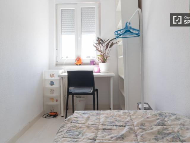 Habitación en piso de 4 habitaciones en alquiler en Lucero, Madrid