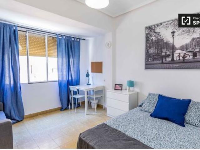 Habitación abierta en apartamento de 5 dormitorios en Ciutat Vella