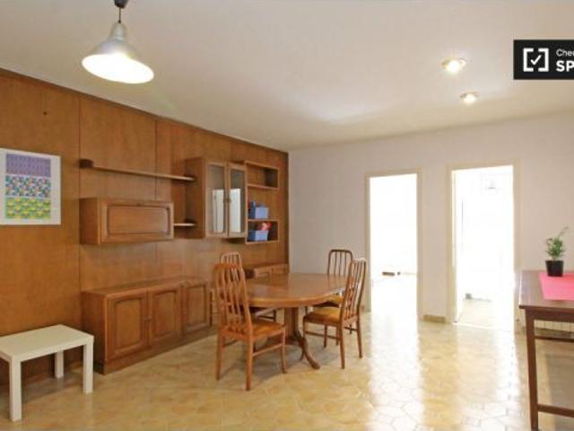 Habitación acogedora con balcón en un apartamento de 8 dormitorios, Barri Gòtic