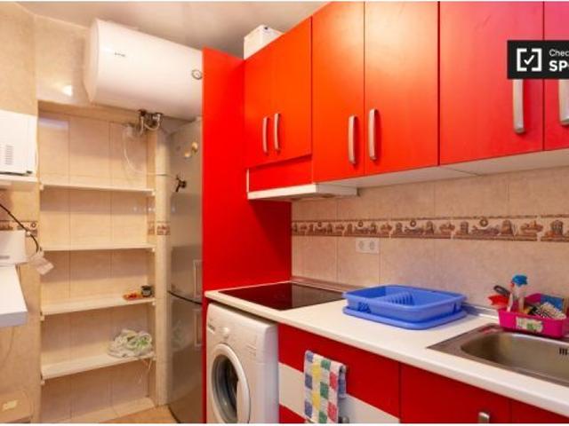 Habitación acogedora con escritorio en un apartamento de 4 dormitorios, Getafe
