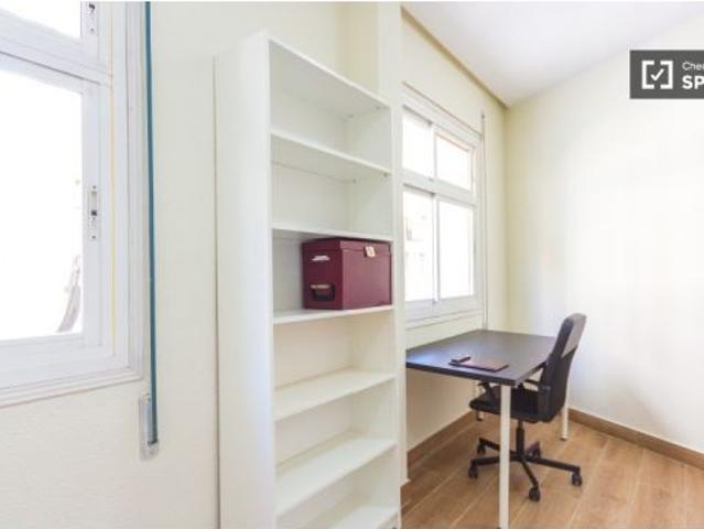 Habitación acogedora con escritorio en el departamento compartido, Moncloa