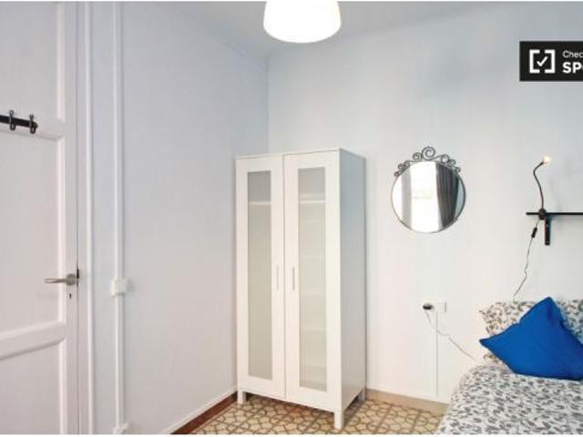 Habitación acogedora con llave independiente en un apartamento de 4 dormitorios, Poble Sec
