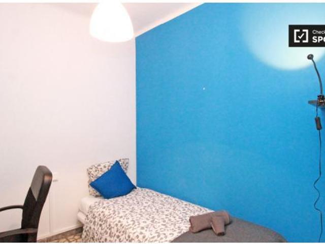 Habitación acogedora con llave independiente en un apartamento de 4 dormitorios, Poble Sec